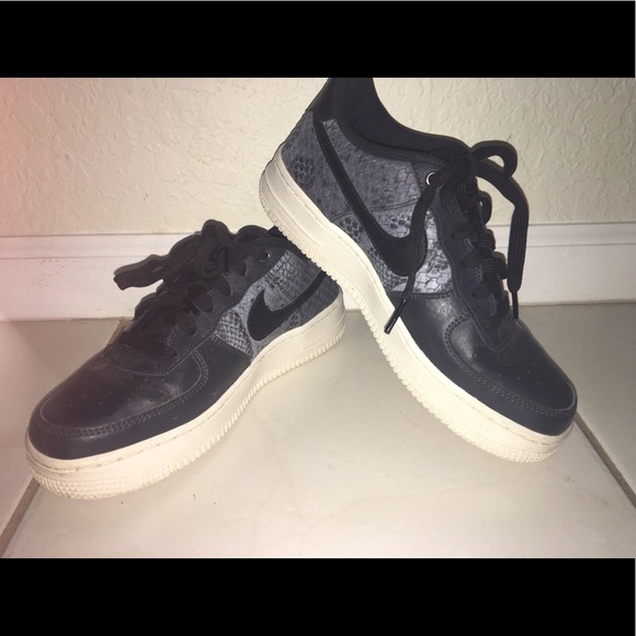 Nike Air Force - Picture 2 of 4